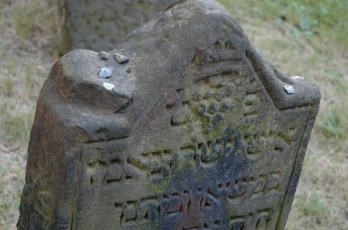 Lápida en el cementerio judío