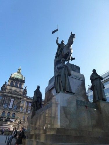 Estatua de Wenceslao presidiendo la plaza