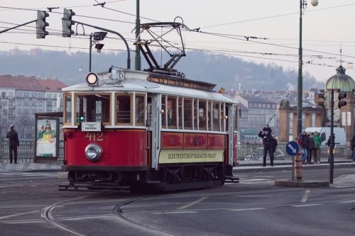 El tranvía es uno de los medios de transporte más típicos de Praga